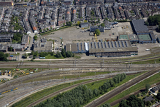 802488 Luchtfoto van het voormalig terrein van de werkplaatsen van de N.S. aan de 2e Daalsedijk te Utrecht, uit het ...